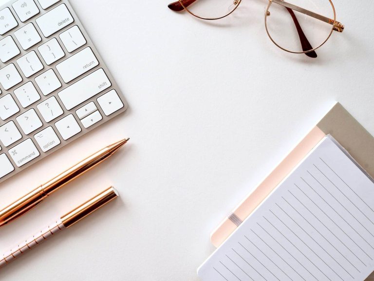Un bureau d'angle avec rangement intégré est une solution optimale pour ceux qui souhaitent maximiser l'utilisation de leur espace de travail tout en gardant une esthétique soignée. Cela permet non seulement de disposer d'un plan de travail spacieux, mais également de profiter de nombreux espaces de stockage intelligemment répartis. Le principal atout d'un bureau d'angle réside dans sa capacité à exploiter les coins de pièce, souvent négligés. En positionnant votre bureau dans un angle, vous libérez de l'espace au centre de la pièce, créant une sensation d'ouverture et de fluidité de mouvement. Le rangement intégré se présente sous différentes formes : Étagères ouvertes pour un accès rapide aux objets couramment utilisés. Placards fermés pour stocker les fournitures de bureau et maintenir un espace dégagé et organisé. Tiroirs pour les petits accessoires et documents. En optant pour un bureau d'angle avec ces diverses options de rangement, vous assurez une organisation optimale de votre espace de travail. Cela vous permet de garder tout ce dont vous avez besoin à portée de main, sans encombrer votre plan de travail. Pour les amoureux de la décoration d'intérieur, le bureau d'angle offre également une toile idéale pour exprimer votre style. Il existe une variété de matériaux et de finitions qui peuvent s'harmoniser parfaitement avec le reste de votre mobilier, du bois chaleureux aux surfaces modernes et épurées. Enfin, le bureau d'angle avec rangement intégré est une option économique. En combinant plusieurs fonctionnalités en un seul meuble, vous optimisez votre budget tout en investissant dans un produit durable et de haute qualité. Optimisation de l'espace Le choix d'un bureau d'angle avec rangement intégré offre de nombreux avantages, notamment en termes d'optimisation de l'espace et de fonctionnalité. Grâce à sa conception astucieuse, ce type de bureau permet de maximiser chaque centimètre carré, idéal pour ceux qui disposent d'un espace limité. L'un des principaux atouts est évidemment le rangement intégré. Les étagères, tiroirs et compartiments permettent de garder votre espace de travail bien organisé. Adieu les piles de dossiers qui s'accumulent partout ! Vous avez tout à portée de main, ce qui rend votre environnement non seulement plus fonctionnel mais aussi esthétiquement agréable. En optant pour un bureau d'angle, vous exploitez pleinement les coins souvent négligés de votre pièce. Cette disposition intelligente laisse plus de place pour d'autres éléments de décoration ou de mobilier, rendant votre espace plus harmonieux et moins encombré. Voici quelques avantages clés : Optimisation de l'espace : Utilisation efficace des angles pour libérer de l'espace central. Rangement multifonction : Différents compartiments pour organiser vos fournitures et documents. Esthétique : Design élégant et moderne qui s'adapte à divers styles de décoration. Praticité : Tout ce dont vous avez besoin est à portée de main, améliorant ainsi votre productivité. En choisissant un bureau d'angle avec rangement, vous faites le pari gagnant de l'ordre et de la praticité. Un atout précieux pour tout amateur de design et de décoration d'intérieur. Facilité d'organisation Si vous cherchez à optimiser l'utilisation de l'espace tout en intégrant du rangement supplémentaire dans votre petit appartement, un bureau d'angle avec rangement est une excellente solution. Le rangement intégré permet de maintenir un environnement de travail ordonné, ce qui est crucial pour rester concentré et productif. Le bureau d'angle offre souvent des espaces de stockage supplémentaires comme des étagères, des tiroirs et des compartiments. Ces éléments permettent de garder votre équipement de travail à portée de main tout en évitant l'encombrement. La facilité d'organisation est un autre avantage majeur d'un bureau d'angle avec rangement. Voici quelques avantages : Utilisation efficace des coins de la pièce Espace de travail plus étendu Rangement vertical pour maximiser l'espace Séparation des zones de travail et de stockage En investissant dans un bureau d'angle avec rangement, vous optimisez non seulement votre espace de travail, mais vous ajoutez également une touche esthétique à votre intérieur. La diversité des designs et des matériaux disponibles permet de trouver un modèle qui s'harmonise parfaitement avec votre décoration existante. Gain de place Un bureau d'angle avec rangement intégré est une solution idéale pour les personnes cherchant à optimiser leur espace, particulièrement dans de petits appartements. La structure en angle permet de profiter de chaque millimètre disponible, tout en offrant une zone de travail confortable et pratique. Le principal atout d'un bureau d'angle est son gain de place. Cet aménagement spécifique permet d'utiliser le coin d'une pièce, souvent délaissé, pour créer un espace de travail fonctionnel. De plus, le bureau d'angle offre généralement plus de surface de travail qu'un bureau traditionnel, facilitant ainsi l'organisation des documents, du matériel et des appareils électroniques. L'intégration de rangement dans le bureau d'angle joue un rôle crucial. Les tiroirs, étagères et compartiments multiples permettent de ranger efficacement les objets de travail et de garder l'espace de travail propre et dégagé. Cela est particulièrement avantageux pour les freelances et les passionnés de décoration d'intérieur, qui apprécient une ambiance épurée et bien organisée. En choisissant un modèle au design élégant et en matériaux de qualité, il est possible de trouver un bureau d'angle à la fois pratique et esthétique. De nombreux fabricants proposent des bureaux combinant style et fonctionnalité, à des prix abordables, répondant ainsi aux besoins de ceux qui ont un budget serré. Pourquoi opter pour un bureau d'angle avec rangement ? Gain d'espace Ergonomie améliorée Rangement optimisé Style et design Lorsque l’on travaille dans un espace limité, la recherche de solutions fonctionnelles et esthétiques devient primordiale. Un bureau d'angle avec rangement s'impose comme une solution idéale pour optimiser l’espace tout en apportant une touche de design élégant à votre intérieur. Le choix du bureau d'angle est stratégique. Il permet d'exploiter chaque centimètre carré de votre appartement, en transformant un coin souvent inutilisé en un espace de travail efficace et stylé. De plus, son agencement permet une meilleure circulation dans la pièce, ce qui est un atout essentiel dans les petits espaces. L’esthétique d’un bureau d’angle avec rangement ne se limite pas à sa forme. La qualité des matériaux et le design sont des critères déterminants dans votre choix. Opter pour des matériaux durables et de bonne facture garantit à la fois la longévité de votre mobilier et son intégration harmonieuse dans votre décoration intérieure. Les options de rangement intégrées à ce type de bureau jouent un rôle crucial. Elles permettent de garder votre espace de travail bien organisé, en offrant des espaces dédiés pour vos outils de graphiste, documents et autres accessoires indispensables. Voici quelques fonctionnalités pratiques à considérer : Tiroirs spacieux pour ranger vos fournitures. Étagères multiples pour exposer vos objets de décoration ou conserver vos livres à portée de main. Espace dédié pour l'ordinateur et les périphériques, facilitant la gestion des câbles. Un bureau d'angle avec des rangements bien pensés répondra parfaitement à vos besoins de fonctionnalité tout en maintenant une esthétique soignée. C’est une solution qui allie pratique et élégance, idéale pour optimiser votre espace et rendre votre quotidien de freelance plus agréable et productif. Intégration dans différents environnements Opter pour un bureau d'angle avec rangement présente de nombreux avantages, notamment en matière de style et de fonctionnalité. Ces bureaux sont conçus pour maximiser l'utilisation de l'espace tout en offrant une esthétique moderne et élégante. Bien choisis, ils peuvent transformer un petit espace en un lieu de travail ergonomique et agréable. Un bureau d'angle avec rangement se distingue par son design innovant et sa capacité à s'adapter à divers styles d'intérieur. Qu'il soit minimaliste, scandinave, industriel ou plus traditionnel, ce type de bureau est disponible dans une large gamme de matériaux et de finis pour répondre à tous les goûts. Matériaux: bois massif, métal, verre trempé, etc. Couleurs: blanc, noir, bois naturel, gris, etc. Finis: mat, brillant, texturé, etc. Ces options permettent une personnalisation selon les préférences de chacun, tout en garantissant une cohésion avec le reste de la décoration intérieure. L'un des principaux atouts des bureaux d'angle avec rangement est leur polyvalence. Que ce soit dans un studio, un appartement ou une maison, ce mobilier optimise l'utilisation de l'espace disponible et peut être placé dans divers endroits : Coin du salon: pour un espace de travail discret et fonctionnel. Chambre à coucher: idéal pour créer un coin bureau sans encombrer la pièce. Pièce dédiée: parfait pour un bureau à domicile plus élaboré. De plus, ces bureaux offrent des solutions de rangement intégré telles que des tiroirs, des étagères, et des compartiments, ce qui aide à maintenir un espace de travail ordonné et dépourvu de désordre. Utiliser chaque centimètre disponible permet d’allier efficacité et élégance, même dans les espaces les plus restreints. Variété de finitions Les bureaux d'angle occupent intelligemment l'espace disponible dans un petit appartement, offrant à la fois fonctionnalité et esthétisme. Leur configuration permet une optimisation de l'espace sans encombrer la pièce. En intégrant des rangements, ces bureaux deviennent encore plus pratiques. Les compartiments intégrés permettent de ranger vos fournitures de bureau et autres objets essentiels, ce qui contribue à maintenir un espace de travail propre et ordonné. Le choix d'un bureau d'angle ne se limite pas à l'aspect fonctionnel; le design joue également un rôle crucial. Un bureau bien conçu peut améliorer l'esthétique de votre intérieur, s'harmonisant parfaitement avec le reste de votre décoration. La bonne nouvelle est qu'il existe une grande variété de designs pour répondre à vos attentes. Que vous recherchiez un style minimaliste, vintage ou moderne, il ne fait aucun doute que vous trouverez une option qui correspond à vos goûts. La diversité des finitions disponibles permet de personnaliser votre bureau selon vos préférences. Voici quelques exemples de finitions que vous pourriez envisager : Bois naturel pour une touche chaleureuse et organique. Laqué blanc pour un look moderne et épuré. Métal brossé pour une ambiance industrielle. En choisissant la finition qui correspond à votre style, vous pouvez créer un espace de travail inspirant et agréable, tout en respectant votre budget. Un bureau d'angle avec rangement constitue donc une solution idéale pour créer un environnement de travail efficace et esthétiquement plaisant. Personnalisation possible Intégrer un bureau d'angle avec rangement dans votre espace de travail peut transformer non seulement l'esthétique de votre pièce, mais également votre efficacité et votre organisation. Choisir un bureau d'angle permet d'optimiser l'espace de manière significative. Installé dans un coin de la pièce, il libère de la place pour d'autres meubles ou pour circuler plus librement. Les bureaux d'angle disponibles aujourd'hui sont pensés pour s'intégrer parfaitement dans des décorations modernes et élégantes. Leur conception intelligente offre de nombreuses possibilités pour >personnaliser Avec une variété de matériaux allant du bois naturel au métal en passant par le verre, vous pouvez choisir un bureau qui se fond parfaitement dans votre intérieur. Les options de rangements intégrés sont un autre avantage crucial. Retrouvez des tiroirs spacieux, des étagères ouvertes, et même des compartiments cachés qui vous permettront de maintenir un espace de travail organisé et propre. Voici quelques raisons pratiques pour lesquelles vous devriez considérer un bureau d'angle: Optimisation de l'espace Amélioration de l'organisation Personnalisation du design Options de rangement intégrées Esthétique moderne Optez pour un bureau d'angle avec rangement et transformez votre espace de travail en un lieu aussi fonctionnel qu'agréable. Q: Pourquoi opter pour un bureau d'angle avec rangement ? R: Un bureau d'angle avec rangement est une option idéale pour maximiser l'espace disponible dans une pièce. En plus de fournir une surface de travail spacieuse, il offre également des espaces de rangement supplémentaires pour garder votre espace de travail organisé et sans encombrement.